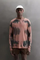 Camiseta técnica de running de manga larga y cuello redondo de Zara Athleticz, con calce regular fit. Presenta un diseño con estampado efecto tie-dye en tonos rosados y negros sobre tejido técnico ligero y elástico.