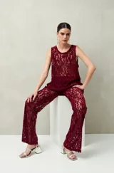 Pantalón ancho de encaje floral color bordó, con transparencias.