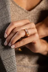 Anillo dorado de acero quirúrgico con circonia baguette rectangular.