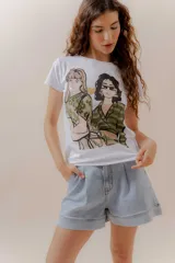 Short de jean celeste, estilo slouchy, tiro medio-alto, con pinzas frontales y dobladillo ancho.