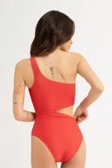 Malla entera asimétrica roja con textura acanalada y abertura en la cintura.