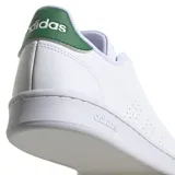 Championes Adidas Advantage de cuero sintético blanco con detalles en verde en el talón y el logo de la lengüeta. Presentan perforaciones laterales en forma de tres rayas y suela de goma. Cierre con cordones.
