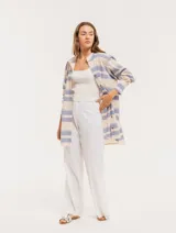 Camisa oversize con cuello mao, puño grueso y frunces en la espalda. Diseño a rayas horizontales azules y beige.