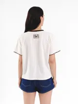 Remera de algodón azul marino, con cuello redondo y detalles en color blanco. Presenta mangas cortas con terminación bordada a contratono y logo bordado pequeño en el frente.