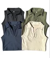 Top musculosa con cuello polo y escote en V, confeccionado en lycra acanalada de color verde militar, con diseño corto y ajuste al cuerpo.