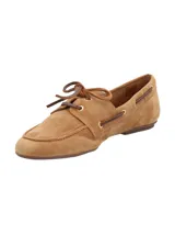Mocasín de mujer estilo náutico marca RKF, modelo Roberta, confeccionado en 100% cuero gamuzado color marrón claro. Presenta cordones decorativos laterales con ojalillos metálicos dorados y cordón superior para atar.