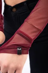 Polera crop de tul marrón con cuello alto y mangas largas, que incluye un top interior a tono.