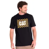 Remera de manga corta color negro con cuello redondo. Presenta un estampado frontal rectangular con rayas diagonales amarillas y negras y el logo de la marca en color blanco.