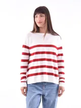 Sweater de punto color blanco con rayas horizontales rojas, de manga larga y cuello redondo.