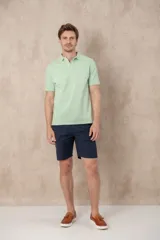 Chomba azul de piqué de algodón con cuello polo, tapeta de dos botones con diseño estampado en el interior y mangas cortas. Corte clásico.