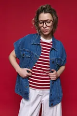 Chaleco de jean oversized color negro, con cuello camisero y cierre frontal con botones metálicos. Presenta un diseño estructurado con costuras reforzadas.