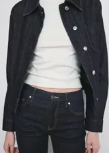 Jeans de denim azul oscuro de tiro medio y corte acampanado, con costuras contrastantes y bolsillos clásicos.