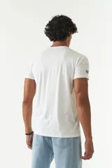 Remera básica de algodón color blanco, con escote redondo, mangas cortas y detalle de logo bordado en el pecho.