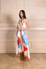 Vestido largo de tirantes finos con escote en V, estampado con cerezas, corazones y letras.