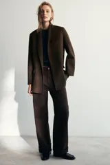 Jeans de tiro medio con corte baggy y pierna relajada. Presenta diseño de cinco bolsillos, cierre frontal con cremallera y botón, y bajo acabado con vuelta.