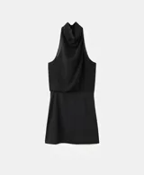 Vestido corto negro sin mangas con cuello alto drapeado y lazo en la parte posterior.