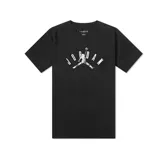 Remera negra de manga corta con cuello redondo. Presenta un estampado frontal con el logo Jumpman y la palabra Jordan en letras blancas con efecto geométrico.