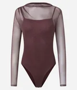 Body de tul color bordó con diseño de cuello alto y mangas largas transparentes. Presenta un estilo sobrepuesto con un top interno de escote recto, brindando un ajuste ceñido al cuerpo.