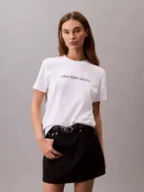 Remera de algodón de corte clásico, con cuello redondo y mangas cortas. Presenta el logo de la marca estampado en el pecho.