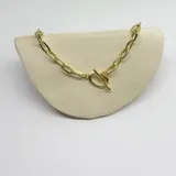 Collar dorado con cadena de eslabones grandes y cierre tipo toggle.