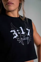 Musculosa negra de corte crop, sin mangas, con estampa gráfica frontal en color blanco. Confeccionada en algodón elastizado.