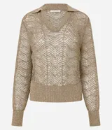 Blusa de punto color dorado con cuello polo, mangas largas y diseño calado.