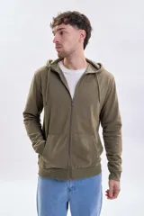 Campera deportiva verde con capucha, cierre frontal completo, bolsillos tipo canguro y puños y cintura elásticos acanalados.