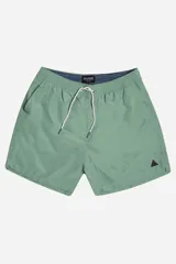 Short de baño color mostaza, de tela ligera y secado rápido, con cintura elástica y cordón de ajuste blanco. Posee bolsillos laterales y uno trasero, y un pequeño logo de goma en la parte inferior derecha.