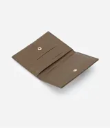 Billetera plegable pequeña Satinato de material sintético en color marrón, con diseño de pespuntes verticales y cierre con solapa.