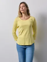 Remera de algodón negra, de corte clásico, con mangas tres cuartos y cuello redondo.