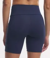 Bermuda deportiva de tiro alto con cintura ancha, confeccionada en tejido de poliamida y elastano. Diseño liso y ajustado, ideal para actividades físicas.