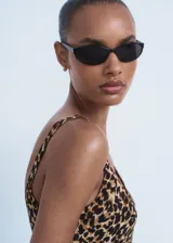 Vestido midi de corte recto con estampado de leopardo, cuello redondo y tirantes anchos.