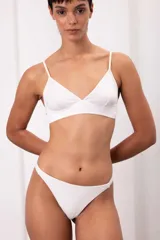 Bombacha tipo vedetina less confeccionada en algodón certificado, con diseño de doble tejido y sin costuras visibles.