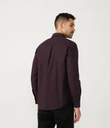 Camisa de vestir manga larga Preston Field, color bordó, con cuello camisero y cierre frontal de botones al tono.