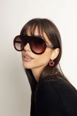 Lentes de sol con armazón de policarbonato con estampado carey y cristales amarillos. Diseño de estilo aviador con puente superior recto.