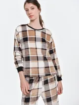 Buzo de dormir de tela fleece con estampado de cuadros en tonos beige, blanco y negro. Presenta cuello redondo y puños en color negro, con un diseño holgado y suave al tacto.