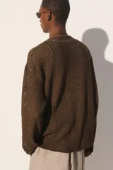Cárdigan de punto con tejido de crochet en mezcla de algodón, de corte relajado, cuello en pico y cierre frontal con botones.