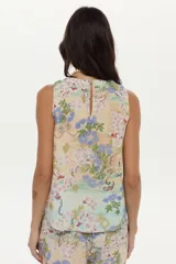 Musculosa estampada de escote redondo con apertura y botón en la espalda, confeccionada en una mezcla de algodón y seda con diseño floral multicolor sobre base beige.