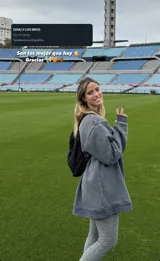 Buzo azul con efecto lavado, cuello redondo y logo bordado en el pecho.