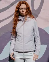 Campera entallada gris con capucha fija, cuello alto, cierre frontal y mangas largas.