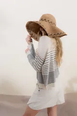 Sweater color crema con rayas horizontales y mangas largas.