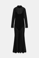 Vestido largo negro de malla semitransparente con cuello alto y mangas largas. Incluye un body interior negro a tono.