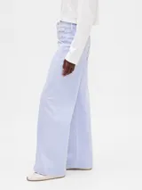 Jean de corte wide leg en color celeste claro, con cintura alta y detalle de bolsillos frontales con solapa.