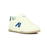 Zapatillas urbanas acordonadas color blanco con detalles en azul, suela con plataforma.