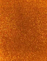 Pantalón cargo colorado de tela brillante con elástico en la cintura y bolsillos con solapa.