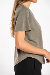 Remera de manga corta y cuello redondo, color arena, con calce al cuerpo.