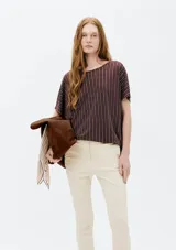 Blusa de manga corta con estampado de cebra en blanco y negro, de corte holgado y cuello redondo.