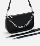 Bolso pequeño estructurado tipo baguette, color negro, con cierre de cremallera. Incluye una correa de mano corta con cadena metálica plateada y una correa bandolera ajustable y desmontable.