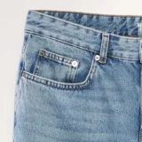 Pantalón de jean celeste de corte recto, con tiro medio y bolsillos delanteros y traseros.