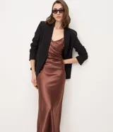 Vestido midi de satén marrón con corte slip, escote en V y tirantes finos regulables.